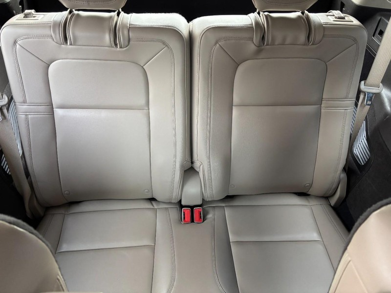 Lincoln Aviator Vehicle Image 11