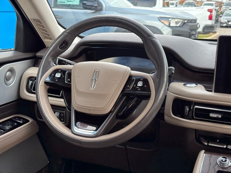 Lincoln Aviator Vehicle Image 13