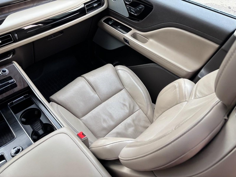 Lincoln Aviator Vehicle Image 16