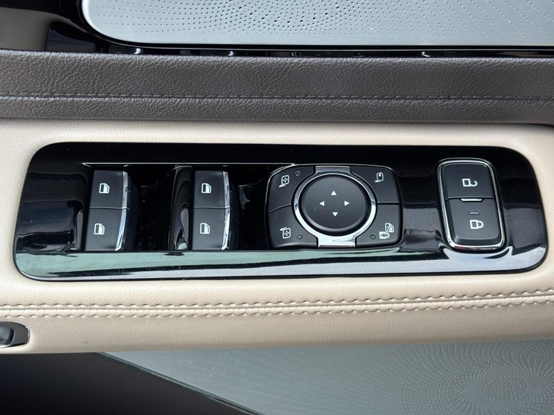 Lincoln Aviator Vehicle Image 25