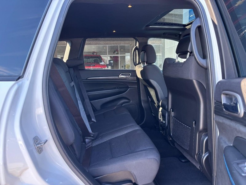 Jeep Grand Cherokee Vehicle Image 10