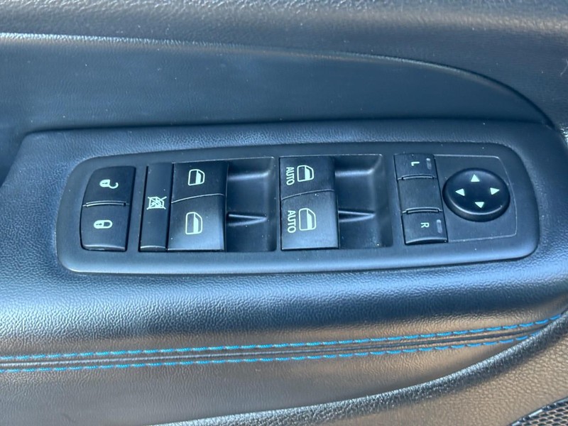 Jeep Grand Cherokee Vehicle Image 23