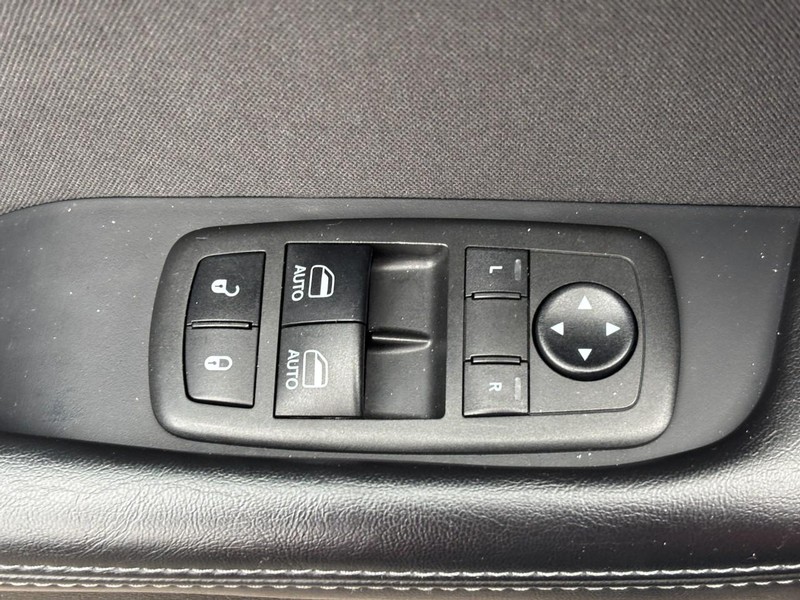 Dodge Challenger Vehicle Image 19