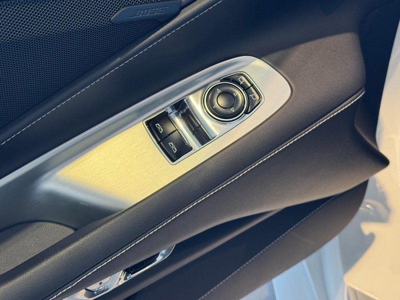 Chevrolet Corvette Vehicle Image 12