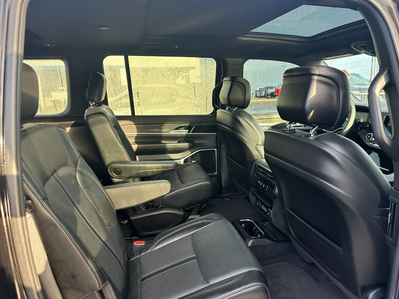 Jeep Wagoneer Vehicle Image 10