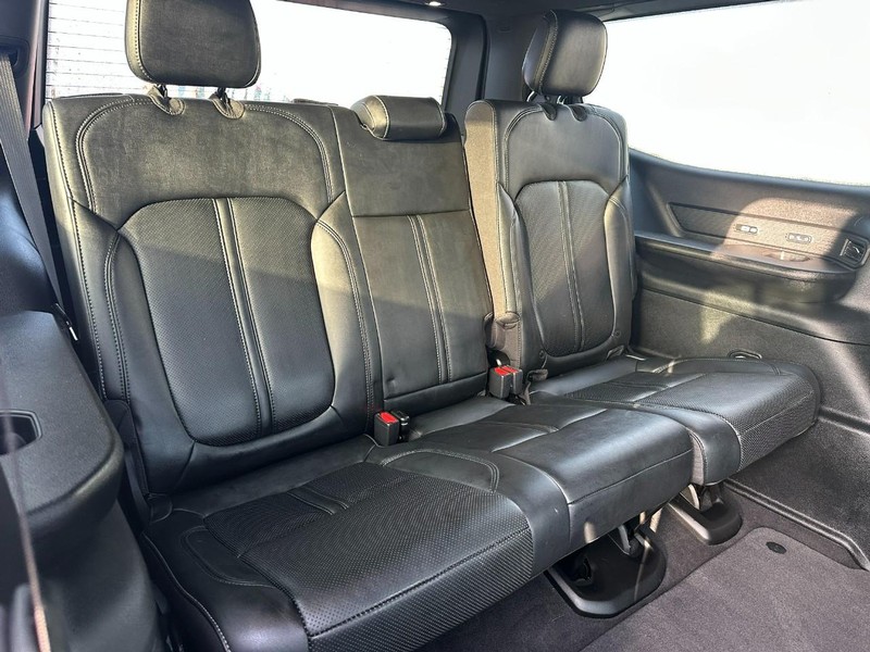 Jeep Wagoneer Vehicle Image 11