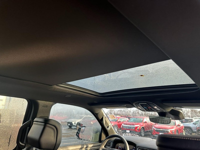 Jeep Wagoneer Vehicle Image 12