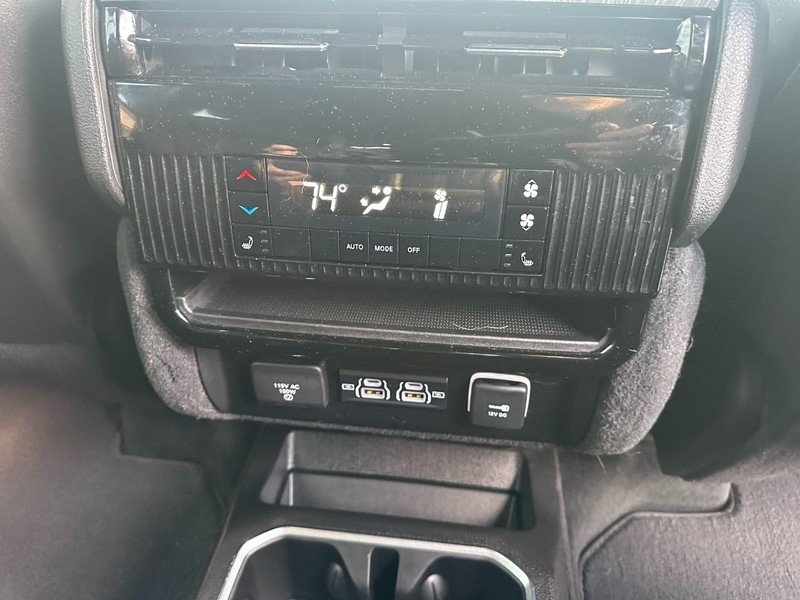 Jeep Wagoneer Vehicle Image 13