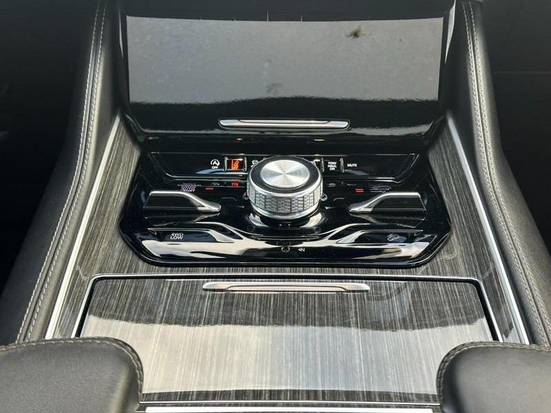 Jeep Wagoneer Vehicle Image 17