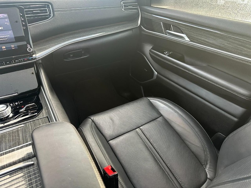 Jeep Wagoneer Vehicle Image 18