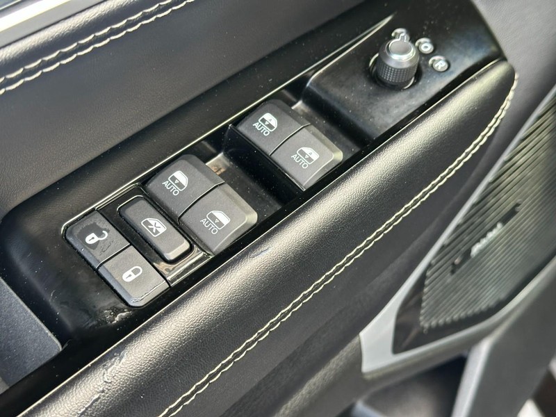 Jeep Wagoneer Vehicle Image 19