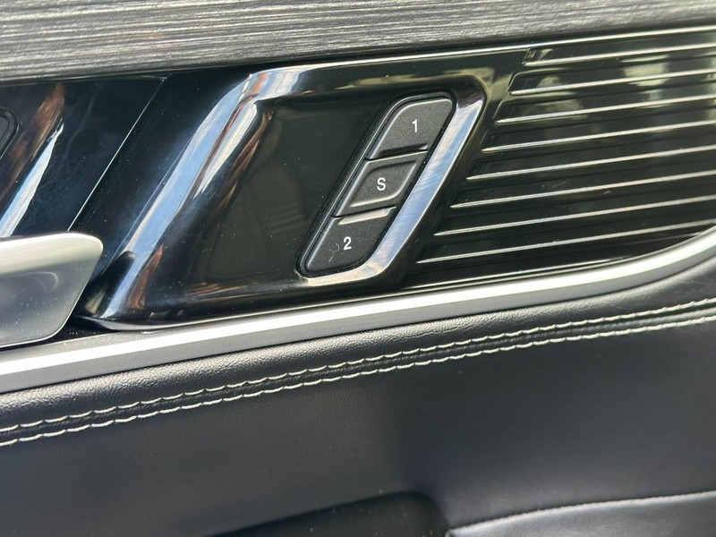 Jeep Wagoneer Vehicle Image 20