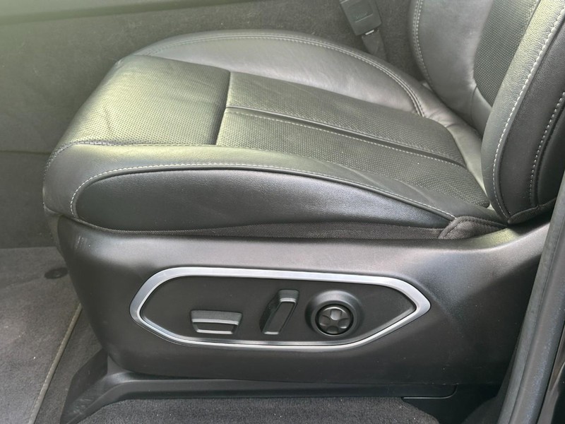 Jeep Wagoneer Vehicle Image 21