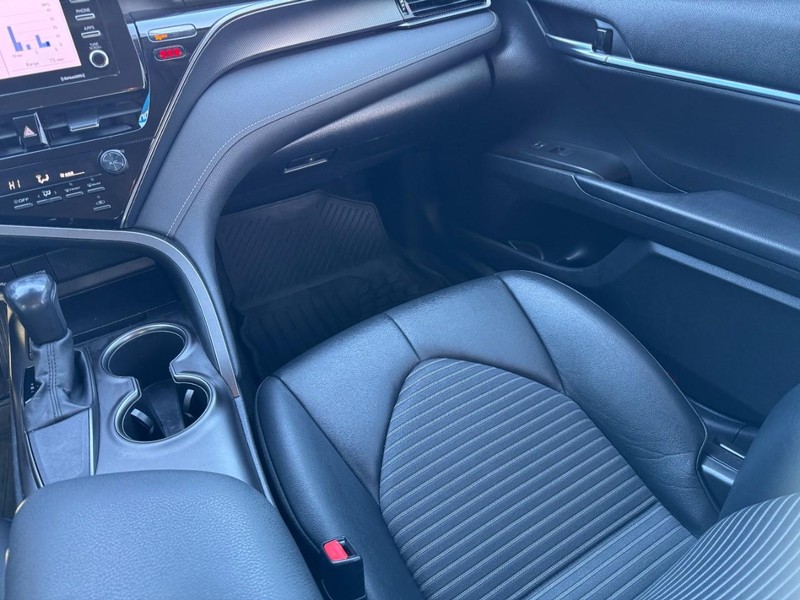 Toyota Camry Vehicle Image 14