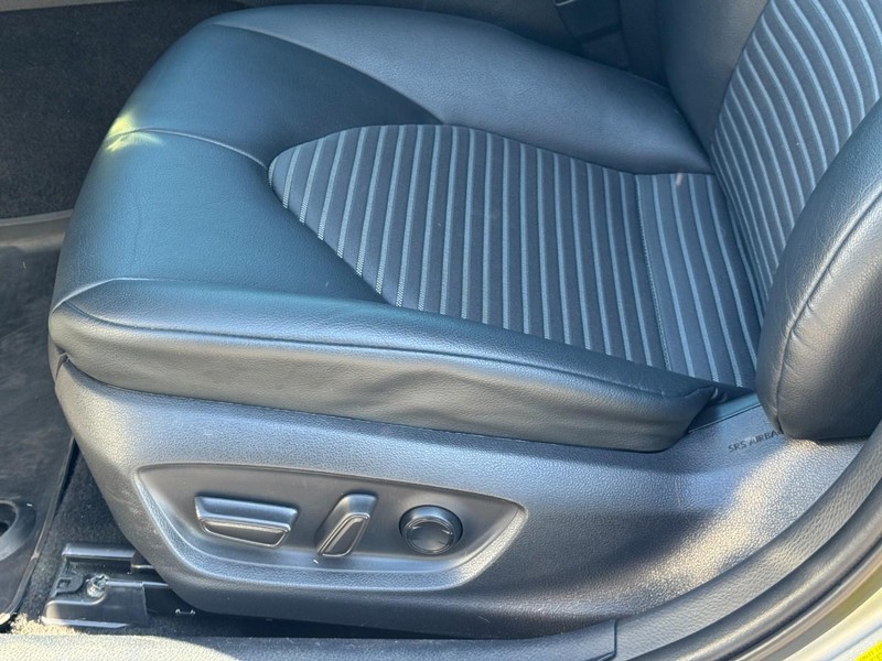 Toyota Camry Vehicle Image 22