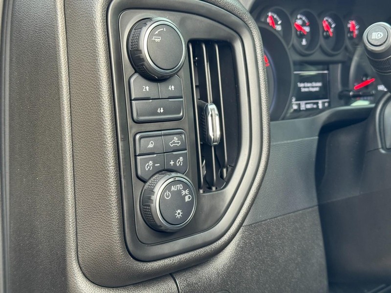 Chevrolet Silverado 2500HD Vehicle Image 17