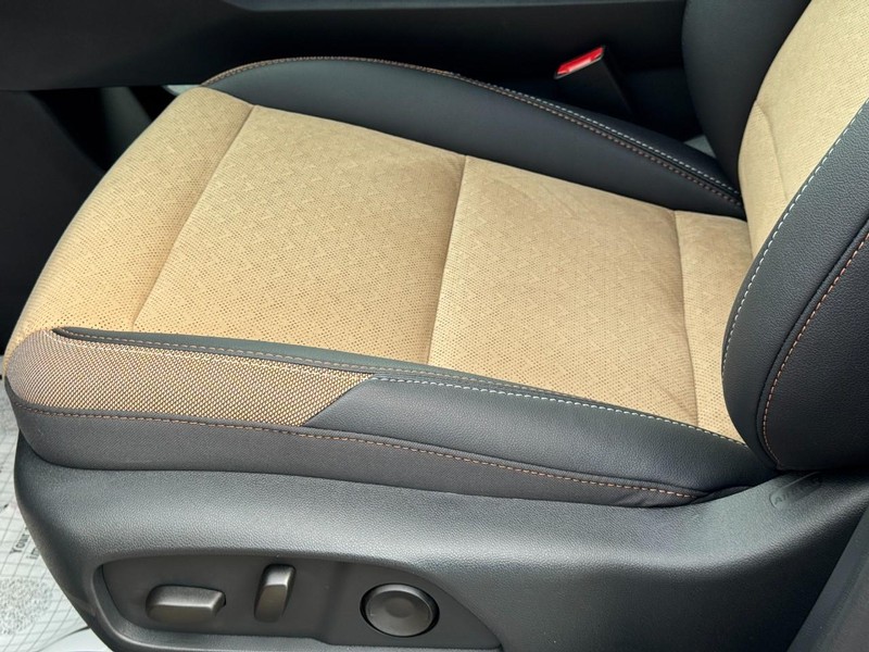 Chevrolet Equinox Vehicle Image 11