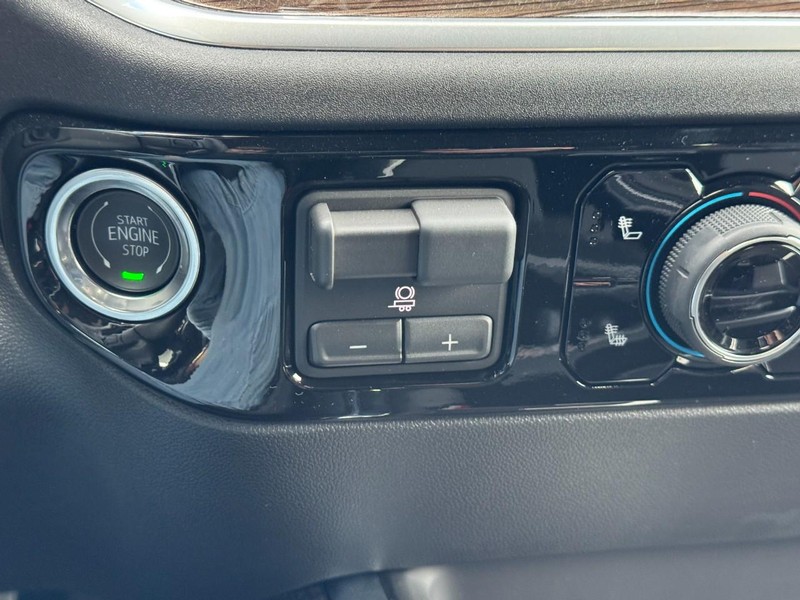 Chevrolet Silverado 2500HD Vehicle Image 16