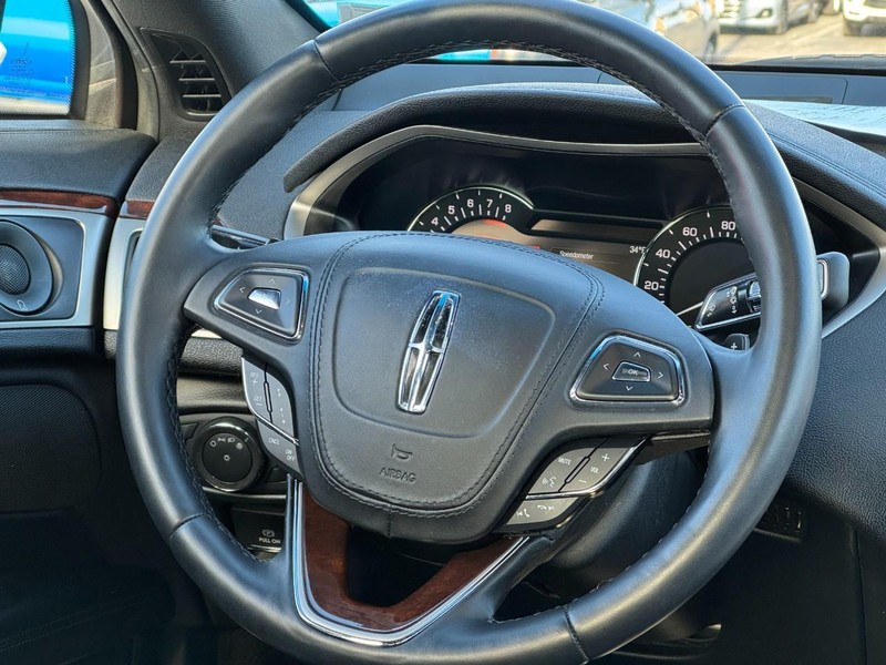 Lincoln MKZ Vehicle Image 13