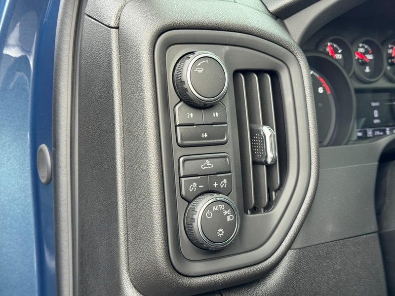 Chevrolet Silverado 2500HD Vehicle Image 13