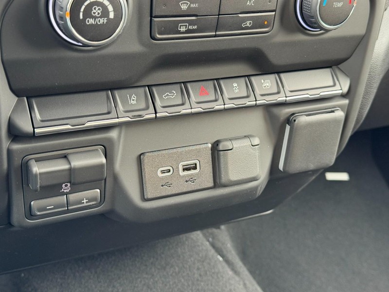 Chevrolet Silverado 2500HD Vehicle Image 15