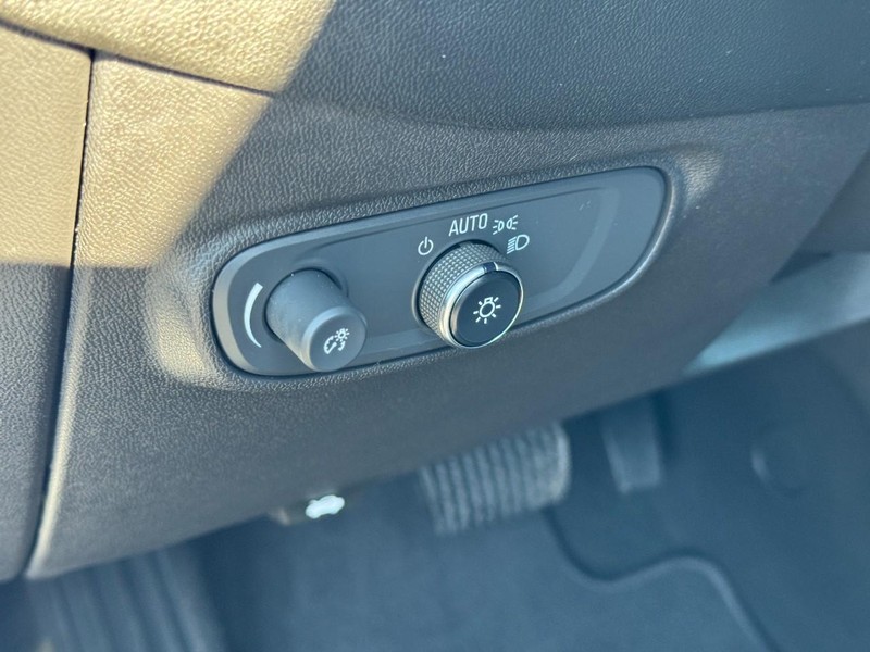 Chevrolet Equinox Vehicle Full-screen Gallery Image 17