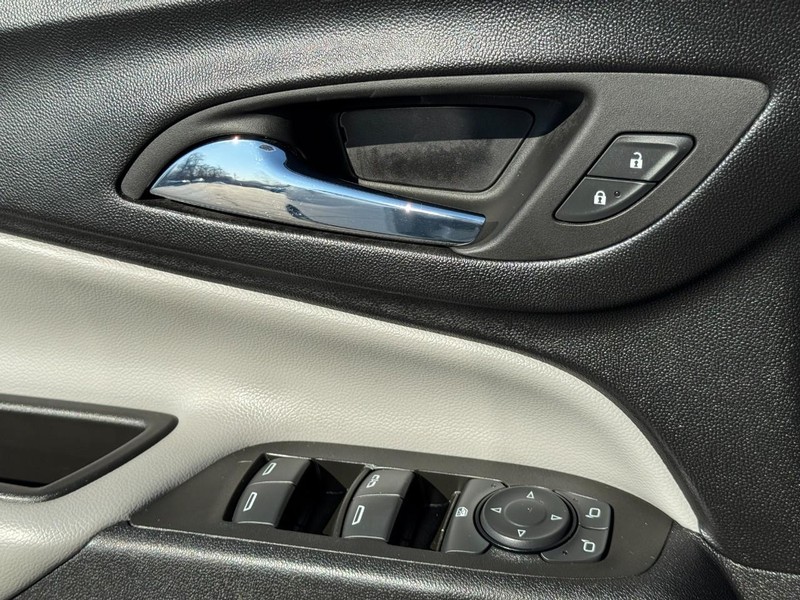 Chevrolet Equinox Vehicle Full-screen Gallery Image 22