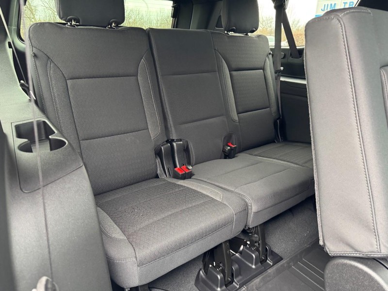 Chevrolet Suburban Vehicle Image 06