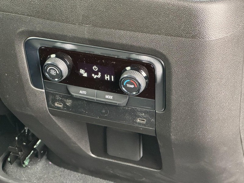 Chevrolet Suburban Vehicle Image 10