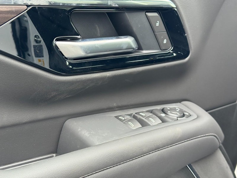 Chevrolet Suburban Vehicle Image 11