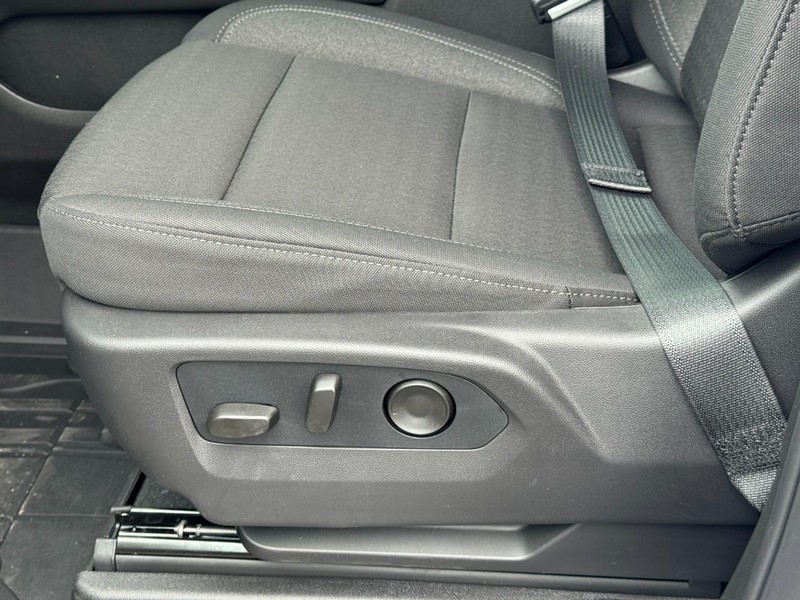 Chevrolet Suburban Vehicle Image 12