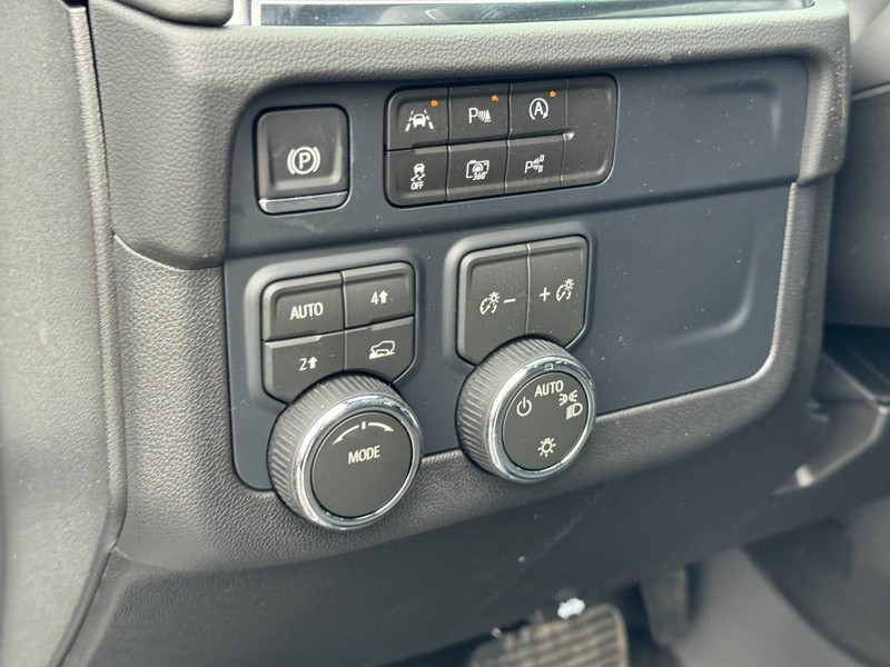 Chevrolet Suburban Vehicle Image 13