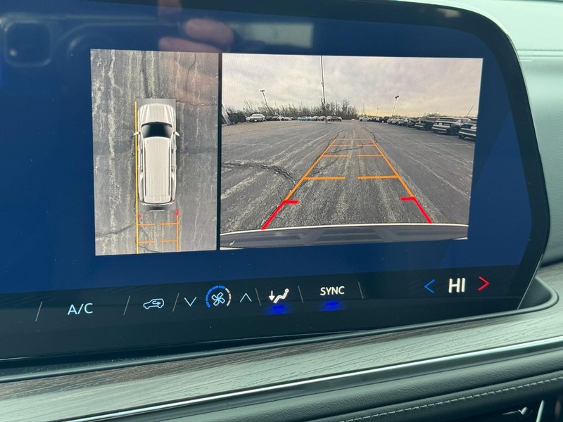 Chevrolet Suburban Vehicle Image 16