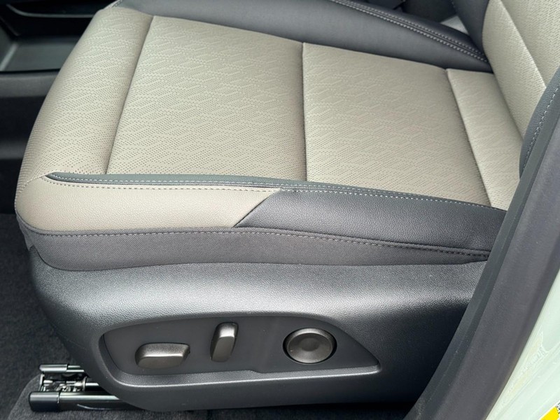 Chevrolet Equinox Vehicle Image 11