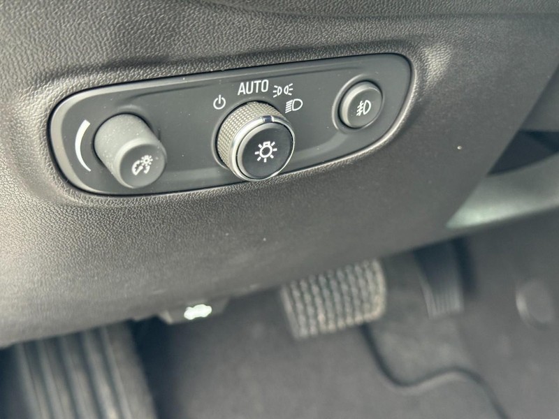 Chevrolet Equinox Vehicle Full-screen Gallery Image 17