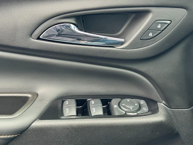 Chevrolet Equinox Vehicle Full-screen Gallery Image 23