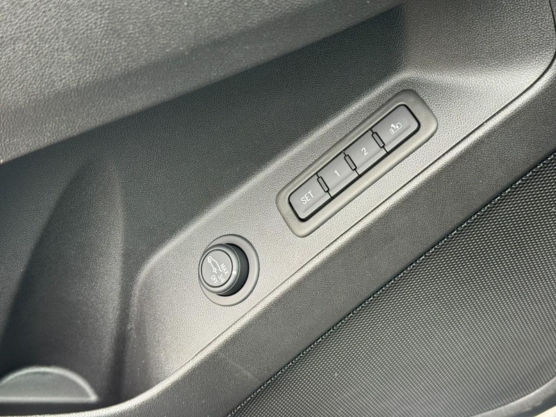 Chevrolet Equinox Vehicle Full-screen Gallery Image 24