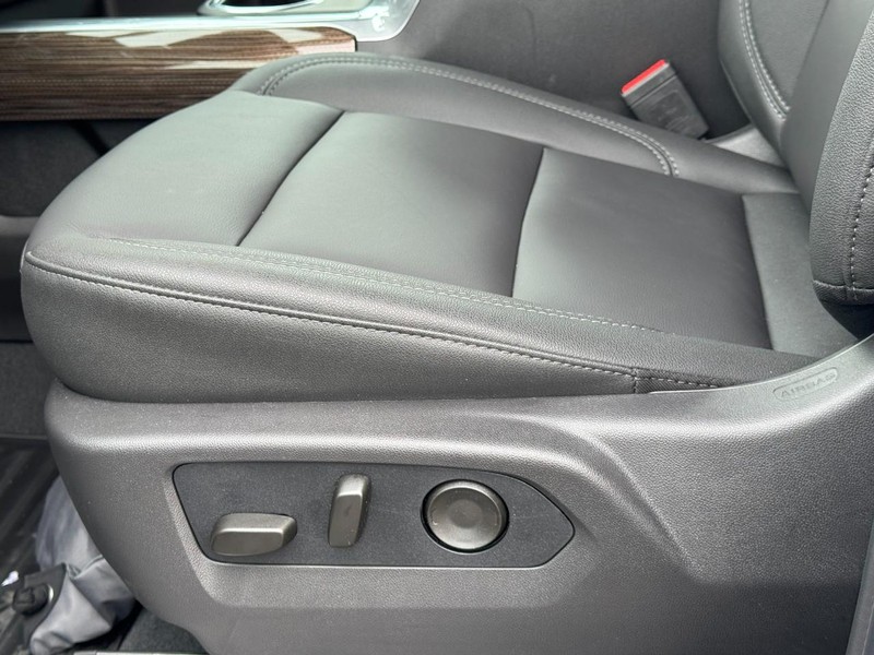 Chevrolet Silverado 2500HD Vehicle Image 12