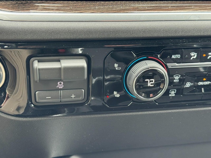 Chevrolet Silverado 2500HD Vehicle Image 16