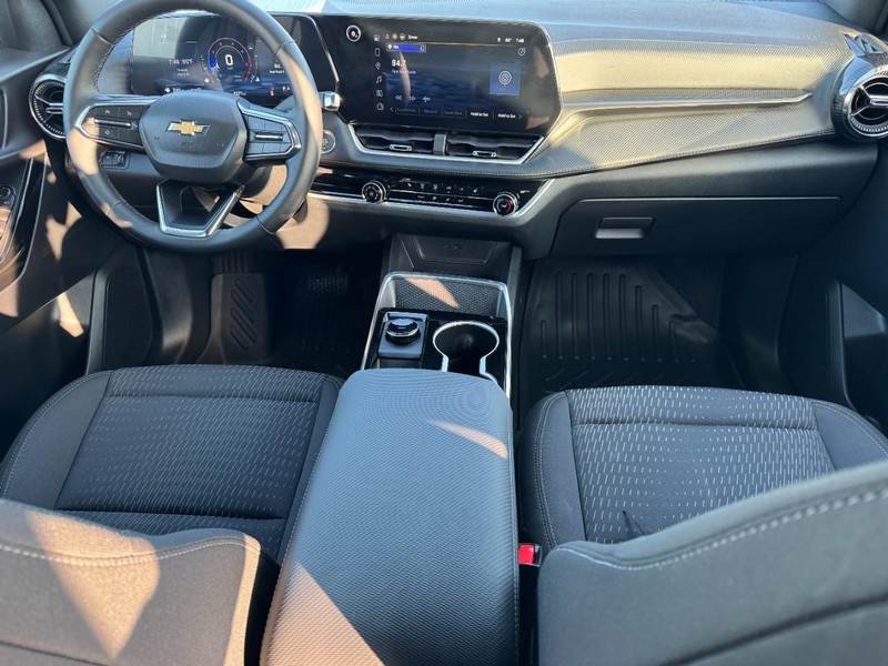 Chevrolet Equinox Vehicle Full-screen Gallery Image 11