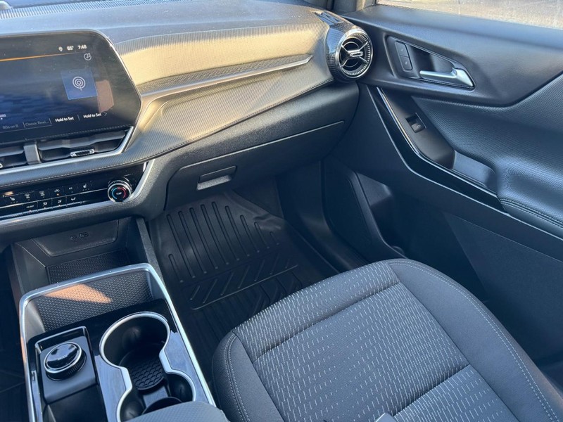 Chevrolet Equinox Vehicle Full-screen Gallery Image 15