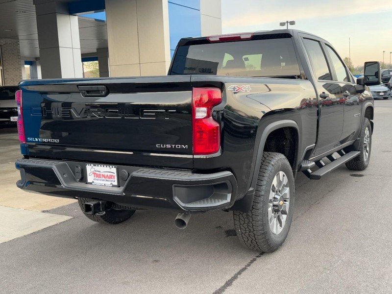 Chevrolet Silverado 2500HD Vehicle Image 03