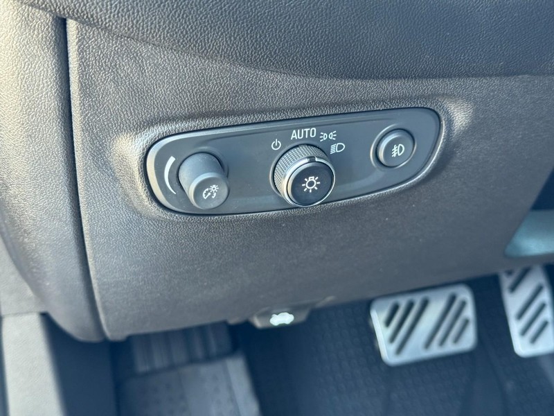 Chevrolet Equinox Vehicle Full-screen Gallery Image 16