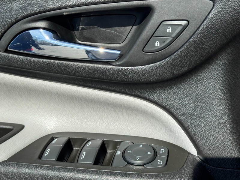 Chevrolet Equinox Vehicle Full-screen Gallery Image 22