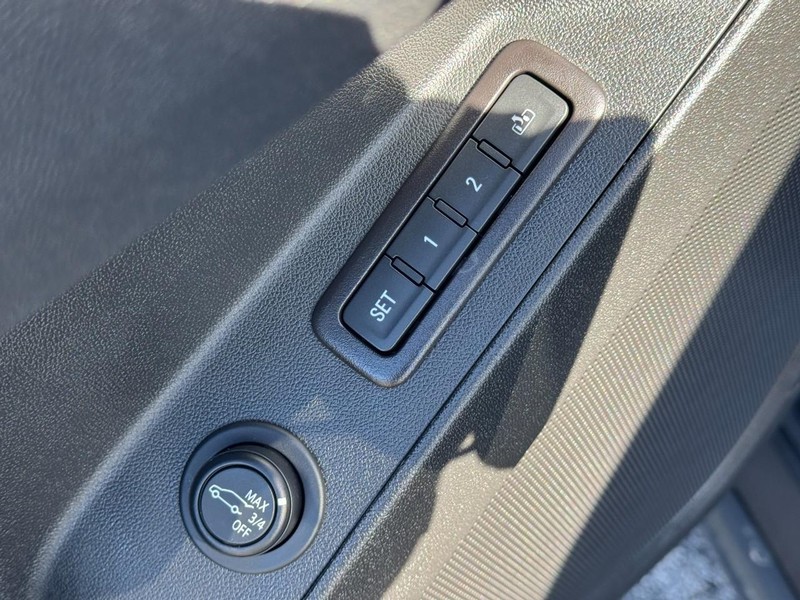 Chevrolet Equinox Vehicle Full-screen Gallery Image 23