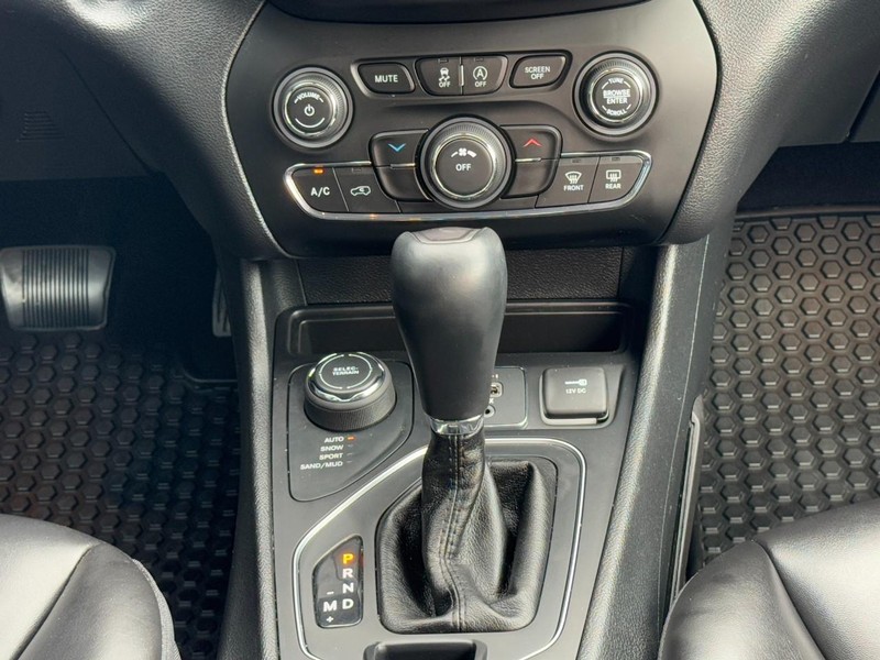 Jeep Cherokee Vehicle Image 14