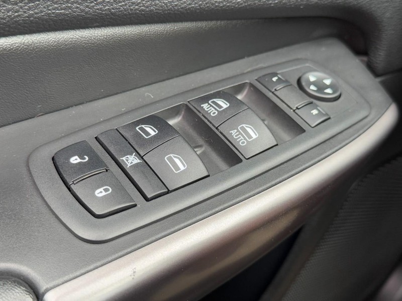 Jeep Cherokee Vehicle Image 22
