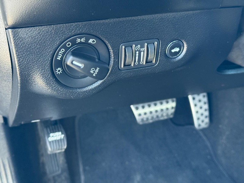 Dodge Challenger Vehicle Image 17