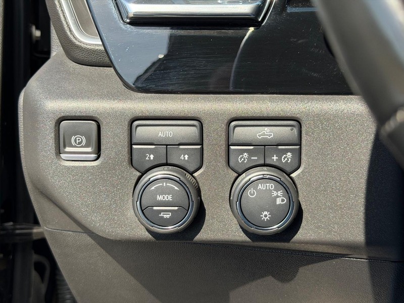 Chevrolet Silverado 1500 Vehicle Full-screen Gallery Image 15