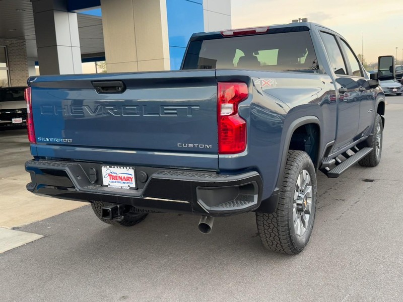 Chevrolet Silverado 2500HD Vehicle Image 03
